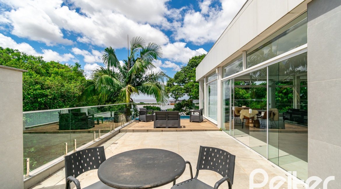 Casa à venda com 430m², 4 dormitórios, 3 suítes, 6 vagas, no bairro Vila Assunção em Porto Alegre