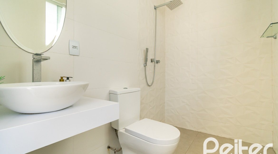 Casa à venda com 430m², 4 dormitórios, 3 suítes, 6 vagas, no bairro Vila Assunção em Porto Alegre