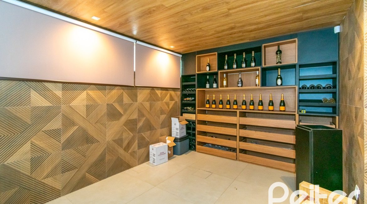 Casa à venda com 430m², 4 dormitórios, 3 suítes, 6 vagas, no bairro Vila Assunção em Porto Alegre