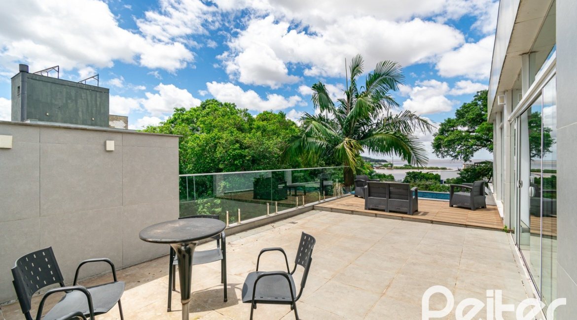 Casa à venda com 430m², 4 dormitórios, 3 suítes, 6 vagas, no bairro Vila Assunção em Porto Alegre