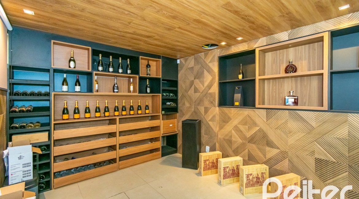 Casa à venda com 430m², 4 dormitórios, 3 suítes, 6 vagas, no bairro Vila Assunção em Porto Alegre