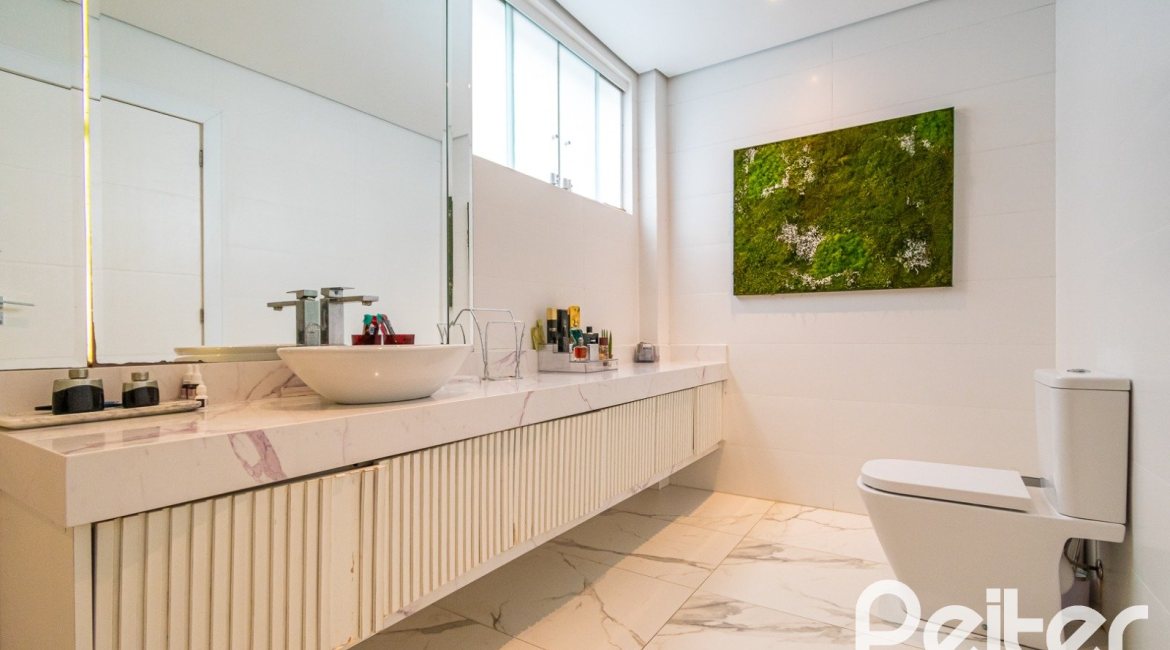 Casa à venda com 430m², 4 dormitórios, 3 suítes, 6 vagas, no bairro Vila Assunção em Porto Alegre