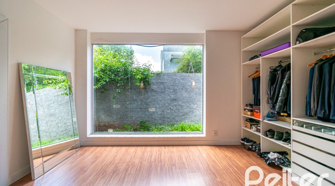 Casa à venda com 430m², 4 dormitórios, 3 suítes, 6 vagas, no bairro Vila Assunção em Porto Alegre