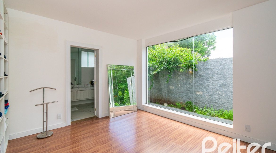 Casa à venda com 430m², 4 dormitórios, 3 suítes, 6 vagas, no bairro Vila Assunção em Porto Alegre