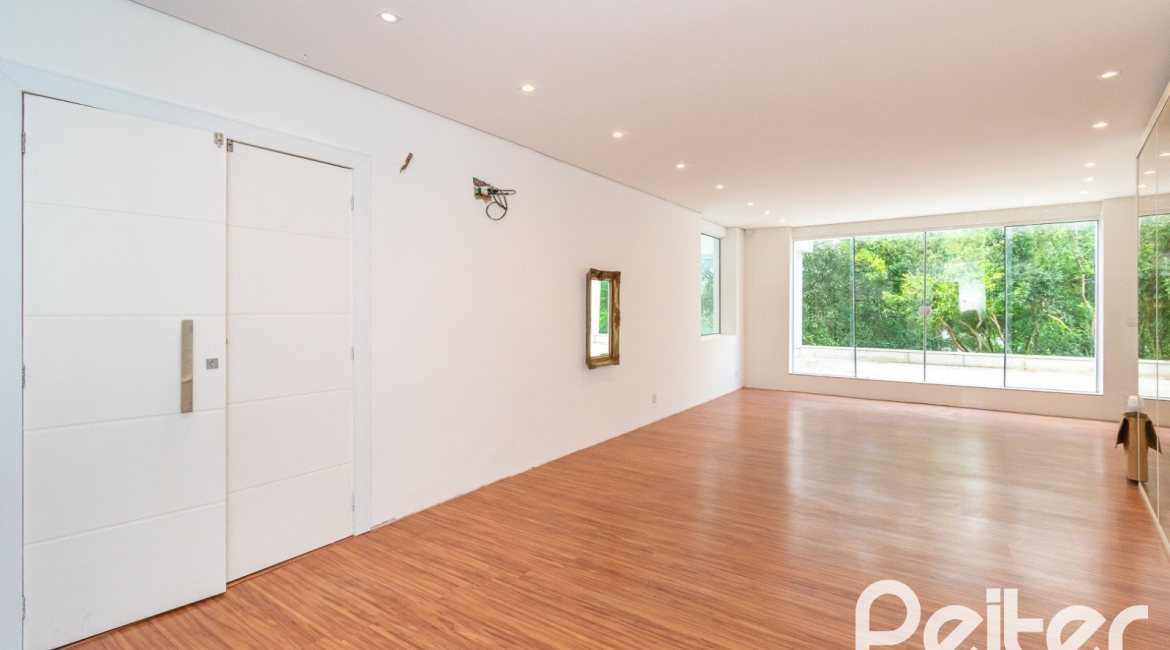 Casa à venda com 430m², 4 dormitórios, 3 suítes, 6 vagas, no bairro Vila Assunção em Porto Alegre