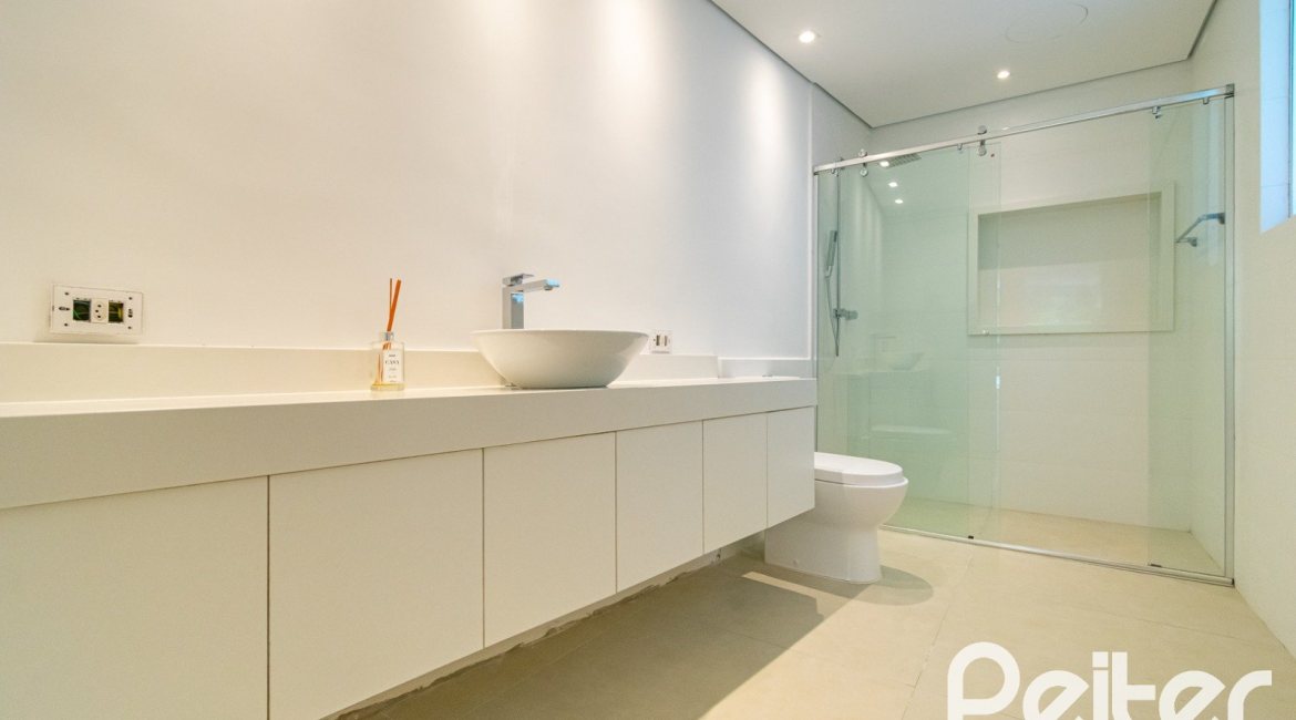 Casa à venda com 430m², 4 dormitórios, 3 suítes, 6 vagas, no bairro Vila Assunção em Porto Alegre