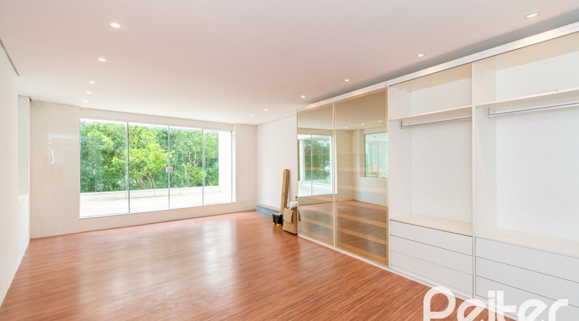 Casa à venda com 430m², 4 dormitórios, 3 suítes, 6 vagas, no bairro Vila Assunção em Porto Alegre