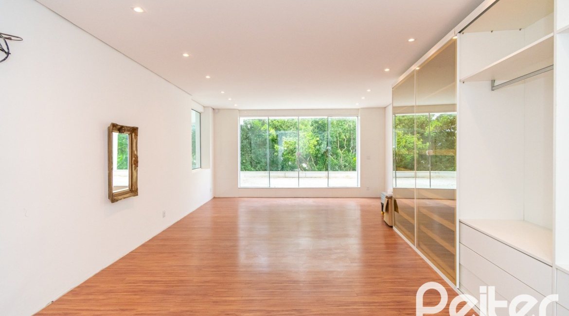 Casa à venda com 430m², 4 dormitórios, 3 suítes, 6 vagas, no bairro Vila Assunção em Porto Alegre