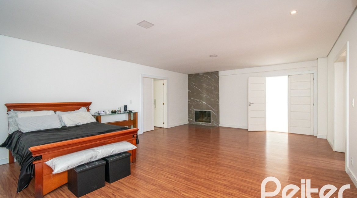 Casa à venda com 430m², 4 dormitórios, 3 suítes, 6 vagas, no bairro Vila Assunção em Porto Alegre