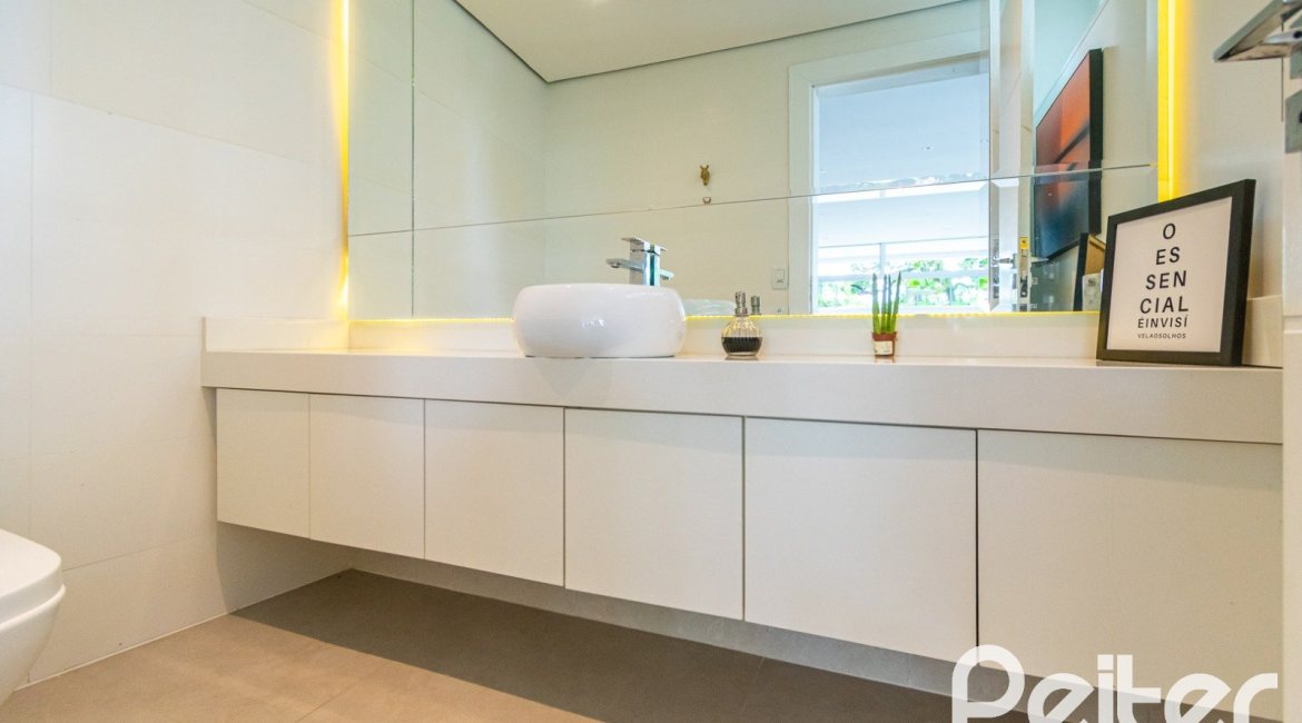 Casa à venda com 430m², 4 dormitórios, 3 suítes, 6 vagas, no bairro Vila Assunção em Porto Alegre