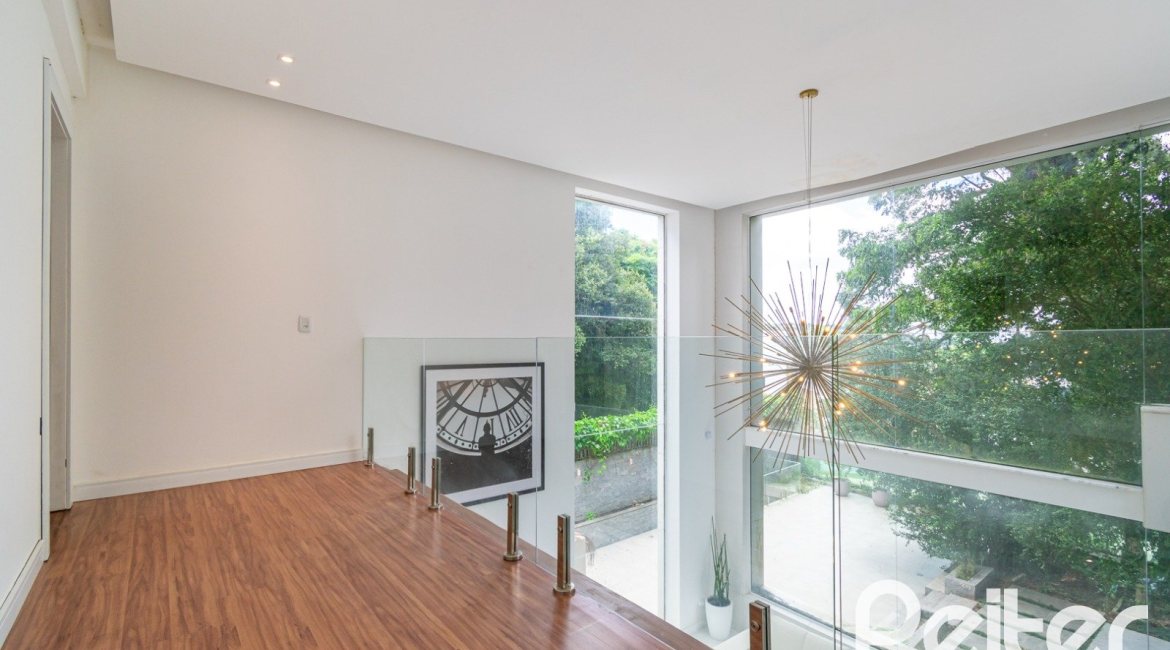 Casa à venda com 430m², 4 dormitórios, 3 suítes, 6 vagas, no bairro Vila Assunção em Porto Alegre