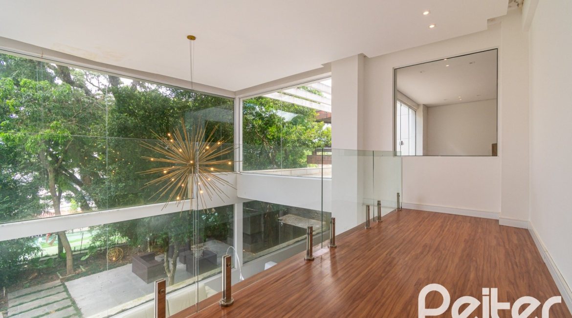 Casa à venda com 430m², 4 dormitórios, 3 suítes, 6 vagas, no bairro Vila Assunção em Porto Alegre