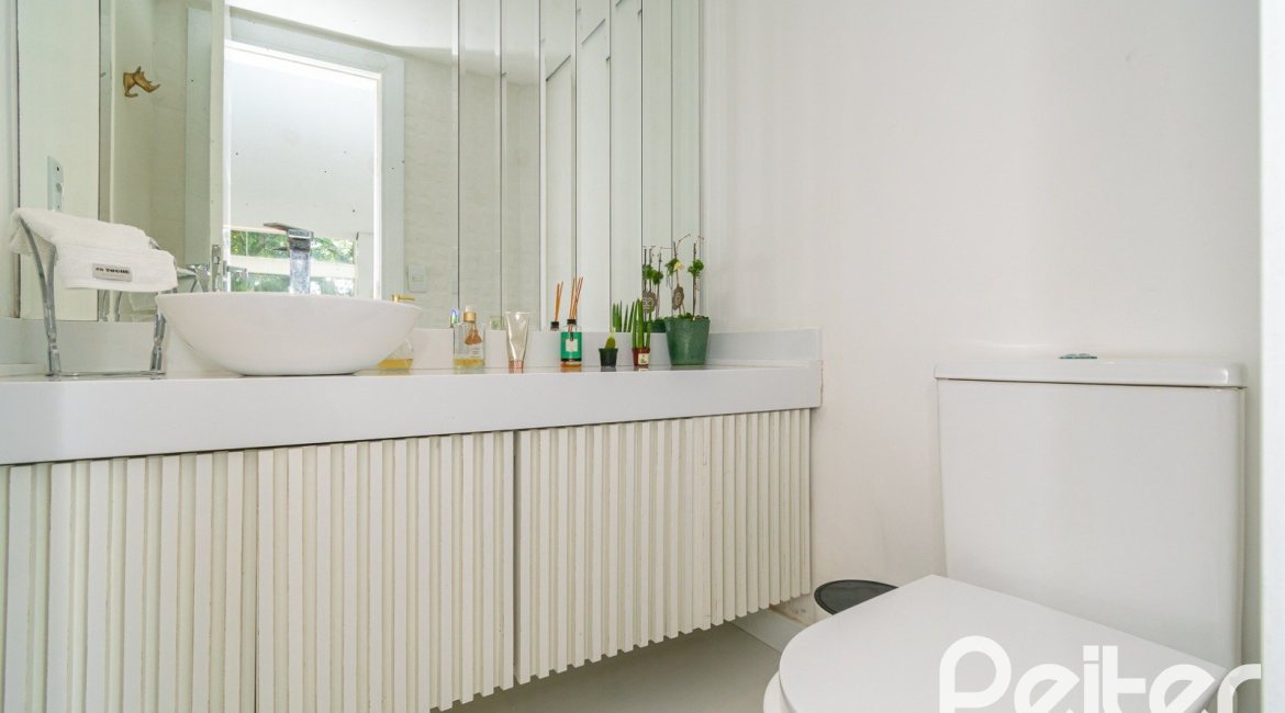 Casa à venda com 430m², 4 dormitórios, 3 suítes, 6 vagas, no bairro Vila Assunção em Porto Alegre