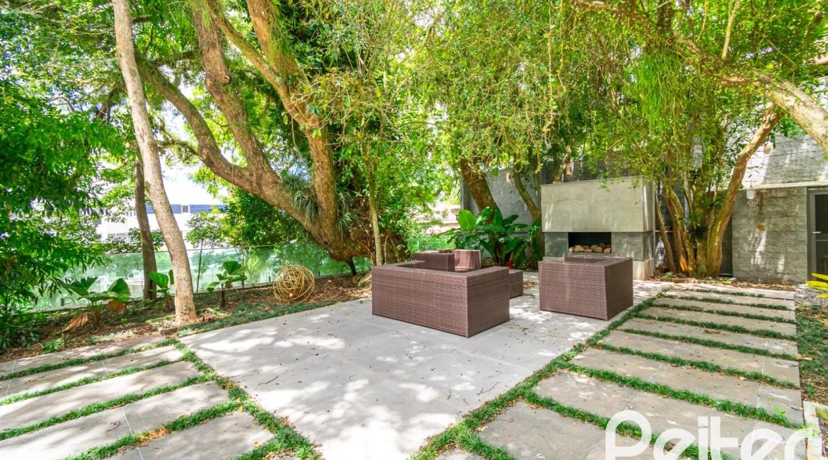 Casa à venda com 430m², 4 dormitórios, 3 suítes, 6 vagas, no bairro Vila Assunção em Porto Alegre