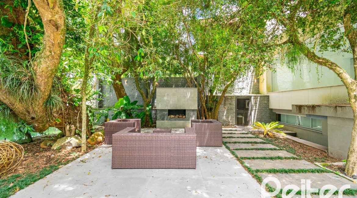 Casa à venda com 430m², 4 dormitórios, 3 suítes, 6 vagas, no bairro Vila Assunção em Porto Alegre