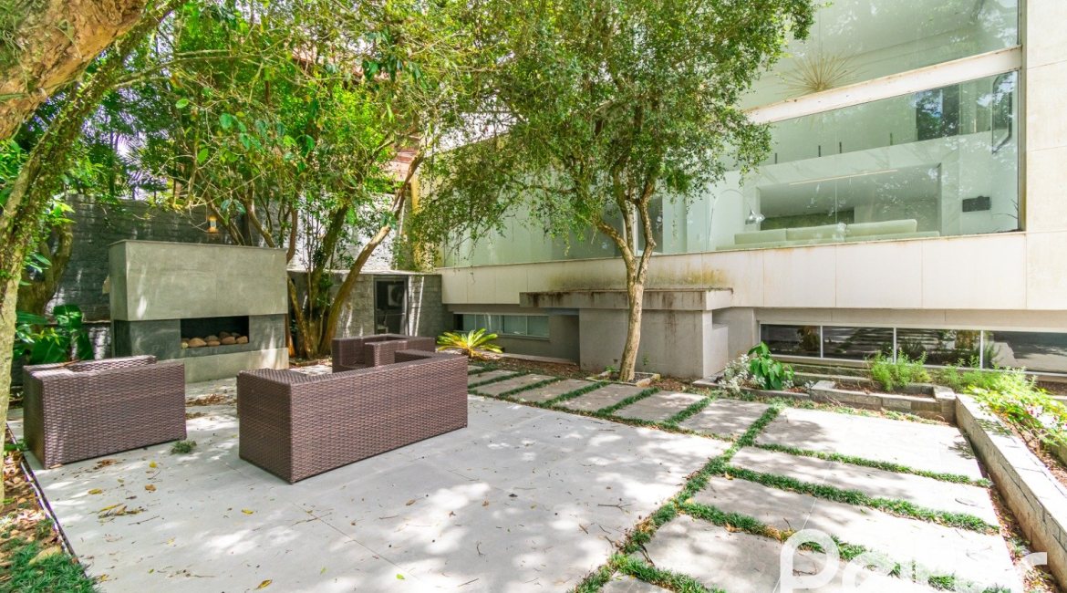 Casa à venda com 430m², 4 dormitórios, 3 suítes, 6 vagas, no bairro Vila Assunção em Porto Alegre