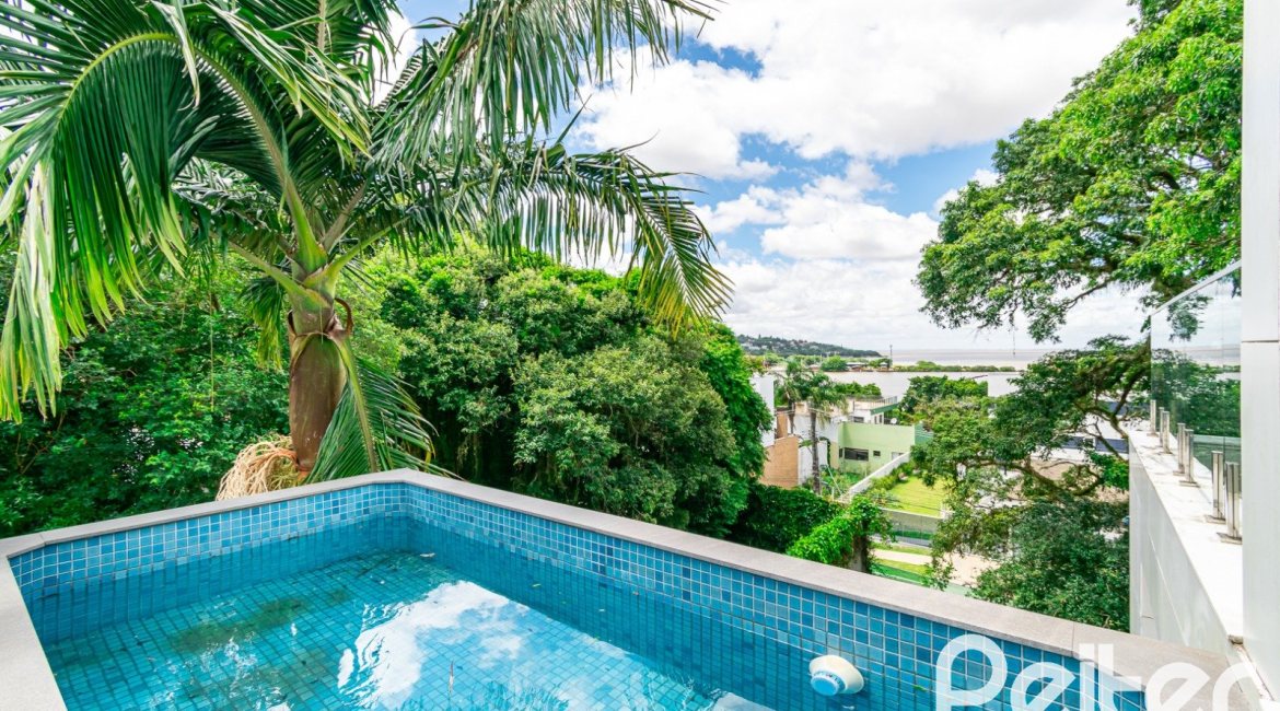 Casa à venda com 430m², 4 dormitórios, 3 suítes, 6 vagas, no bairro Vila Assunção em Porto Alegre