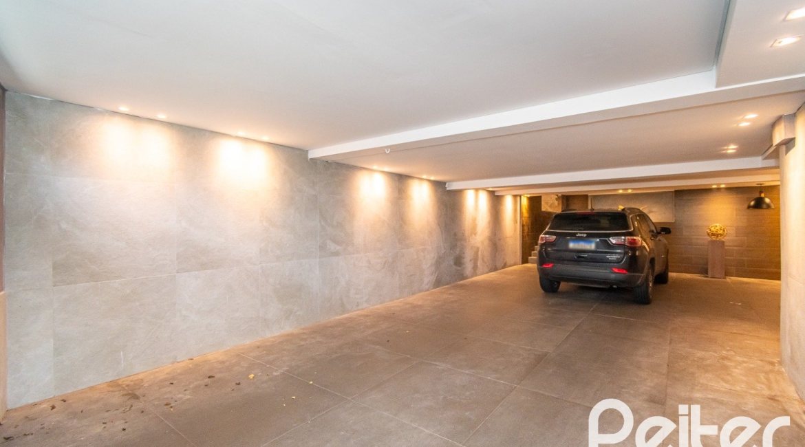 Casa à venda com 430m², 4 dormitórios, 3 suítes, 6 vagas, no bairro Vila Assunção em Porto Alegre