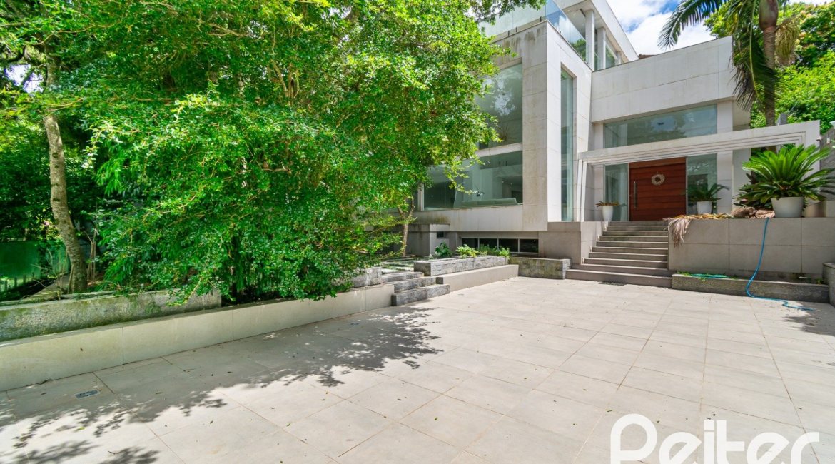 Casa à venda com 430m², 4 dormitórios, 3 suítes, 6 vagas, no bairro Vila Assunção em Porto Alegre