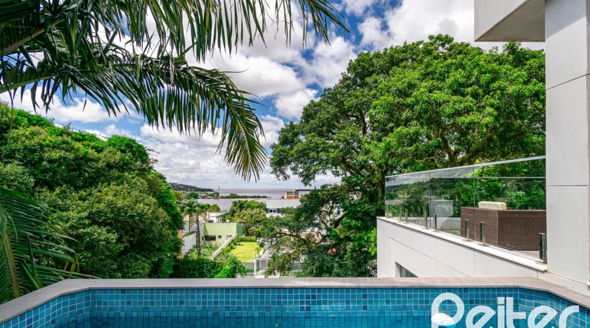 Casa à venda com 430m², 4 dormitórios, 3 suítes, 6 vagas, no bairro Vila Assunção em Porto Alegre