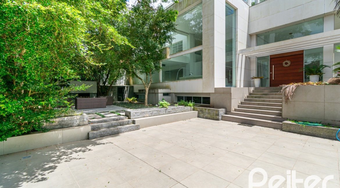 Casa à venda com 430m², 4 dormitórios, 3 suítes, 6 vagas, no bairro Vila Assunção em Porto Alegre