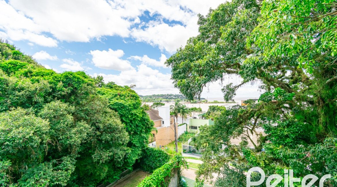 Casa à venda com 430m², 4 dormitórios, 3 suítes, 6 vagas, no bairro Vila Assunção em Porto Alegre