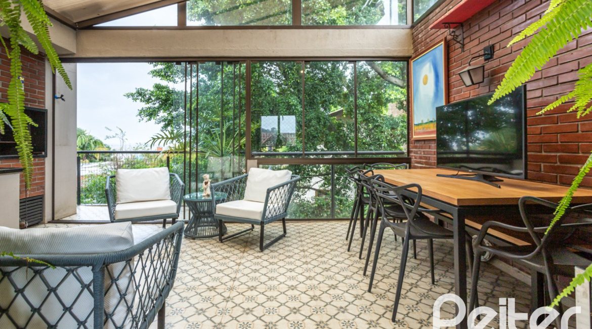 Casa em Condomínio à venda com 199m², 3 dormitórios, 3 suítes, 2 vagas, no bairro Vila Assunção em Porto Alegre