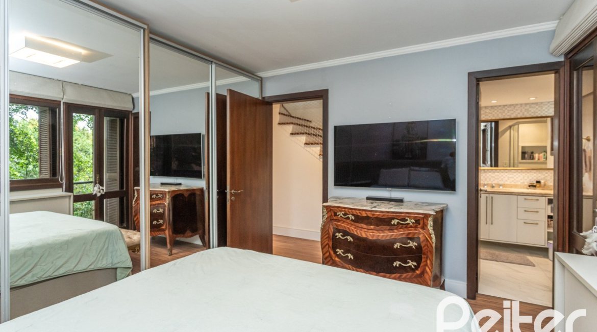 Casa em Condomínio à venda com 199m², 3 dormitórios, 3 suítes, 2 vagas, no bairro Vila Assunção em Porto Alegre