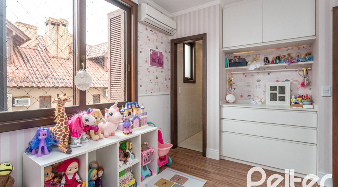 Casa em Condomínio à venda com 199m², 3 dormitórios, 3 suítes, 2 vagas, no bairro Vila Assunção em Porto Alegre