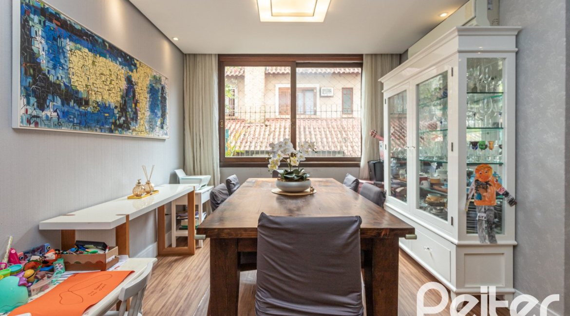 Casa em Condomínio à venda com 199m², 3 dormitórios, 3 suítes, 2 vagas, no bairro Vila Assunção em Porto Alegre