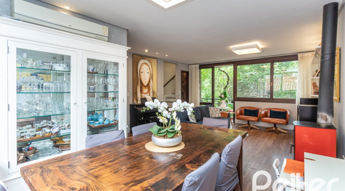 Casa em Condomínio à venda com 199m², 3 dormitórios, 3 suítes, 2 vagas, no bairro Vila Assunção em Porto Alegre