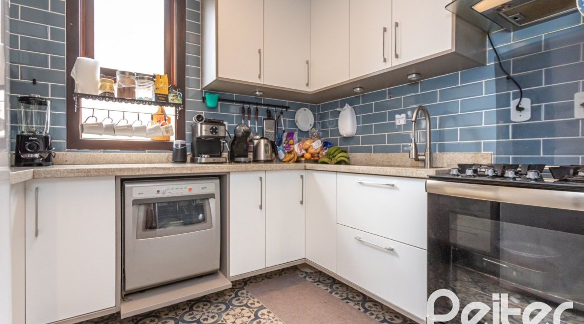 Casa em Condomínio à venda com 199m², 3 dormitórios, 3 suítes, 2 vagas, no bairro Vila Assunção em Porto Alegre