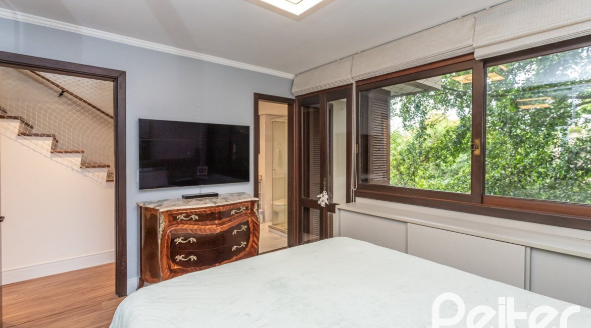 Casa em Condomínio à venda com 199m², 3 dormitórios, 3 suítes, 2 vagas, no bairro Vila Assunção em Porto Alegre