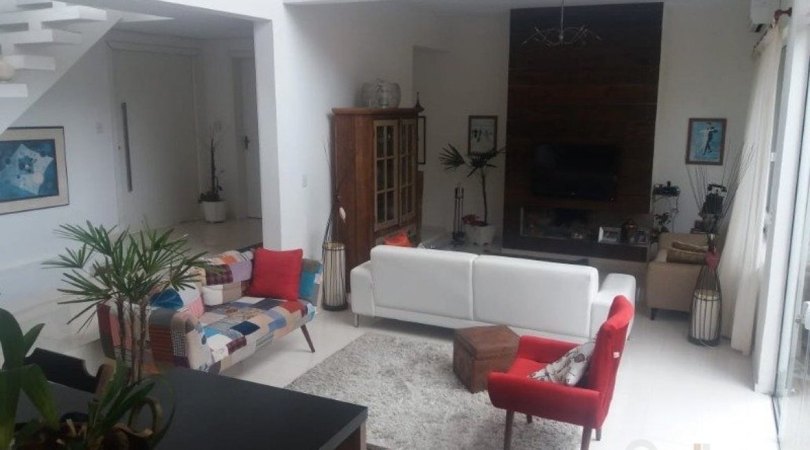 Casa à venda com 287m², 3 dormitórios, 3 suítes, 2 vagas, no bairro Ipanema em Porto Alegre