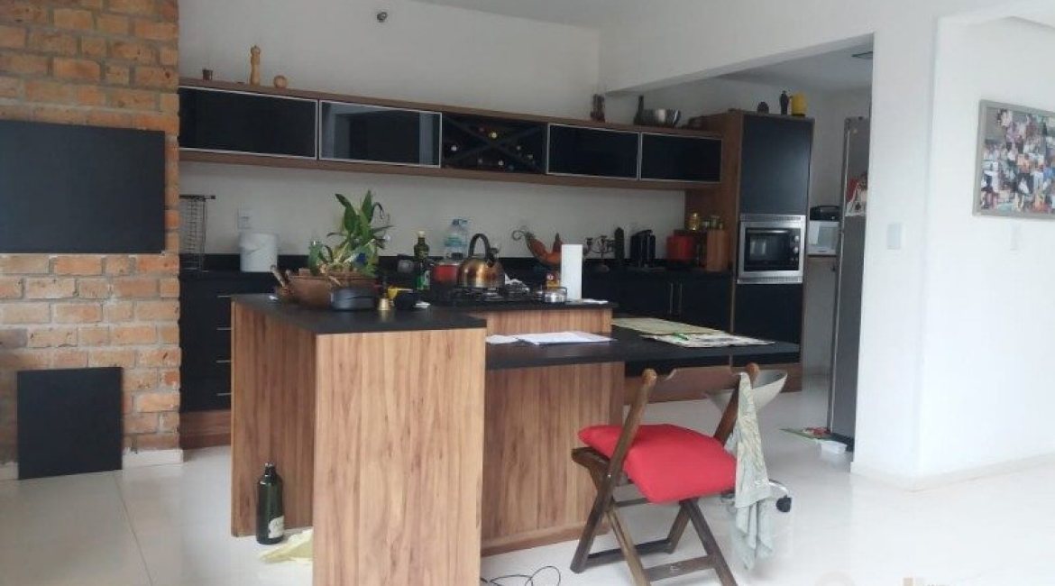 Casa à venda com 287m², 3 dormitórios, 3 suítes, 2 vagas, no bairro Ipanema em Porto Alegre