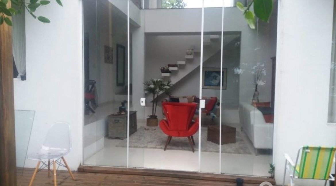 Casa à venda com 287m², 3 dormitórios, 3 suítes, 2 vagas, no bairro Ipanema em Porto Alegre