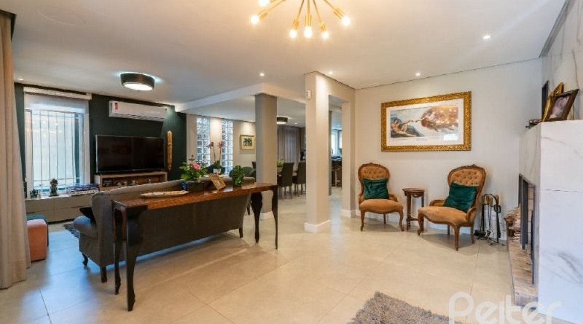Casa à venda com 332m², 4 dormitórios, 2 suítes, 3 vagas, no bairro Tristeza em Porto Alegre