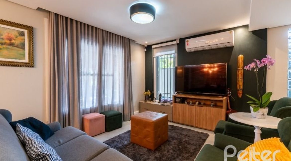 Casa à venda com 332m², 4 dormitórios, 2 suítes, 3 vagas, no bairro Tristeza em Porto Alegre