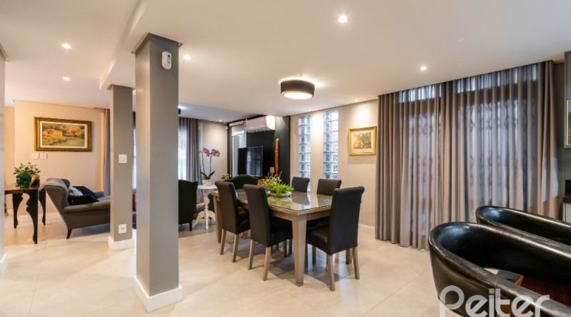 Casa à venda com 332m², 4 dormitórios, 2 suítes, 3 vagas, no bairro Tristeza em Porto Alegre