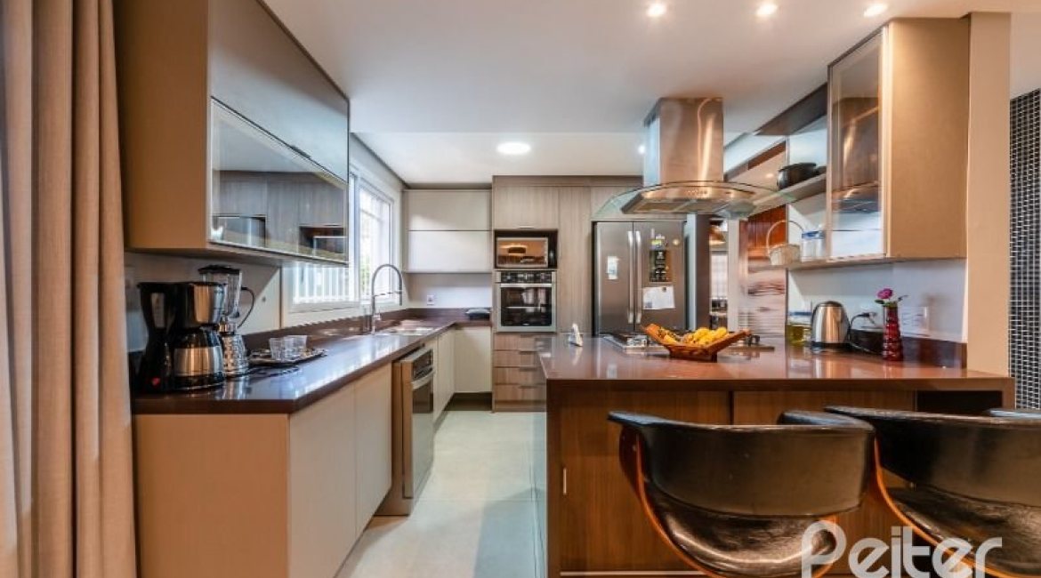 Casa à venda com 332m², 4 dormitórios, 2 suítes, 3 vagas, no bairro Tristeza em Porto Alegre