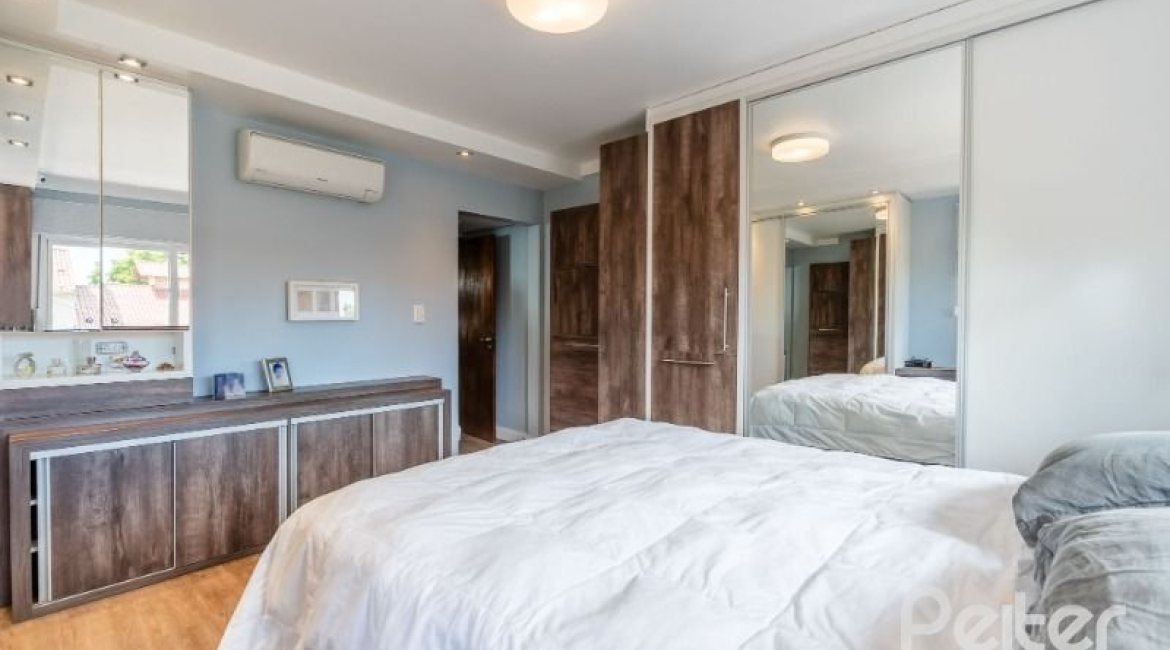 Casa à venda com 332m², 4 dormitórios, 2 suítes, 3 vagas, no bairro Tristeza em Porto Alegre