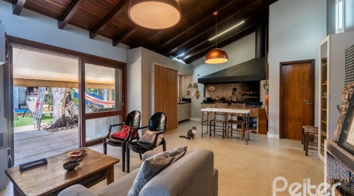 Casa à venda com 332m², 4 dormitórios, 2 suítes, 3 vagas, no bairro Tristeza em Porto Alegre