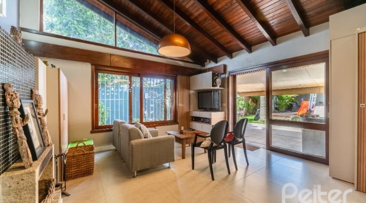 Casa à venda com 332m², 4 dormitórios, 2 suítes, 3 vagas, no bairro Tristeza em Porto Alegre