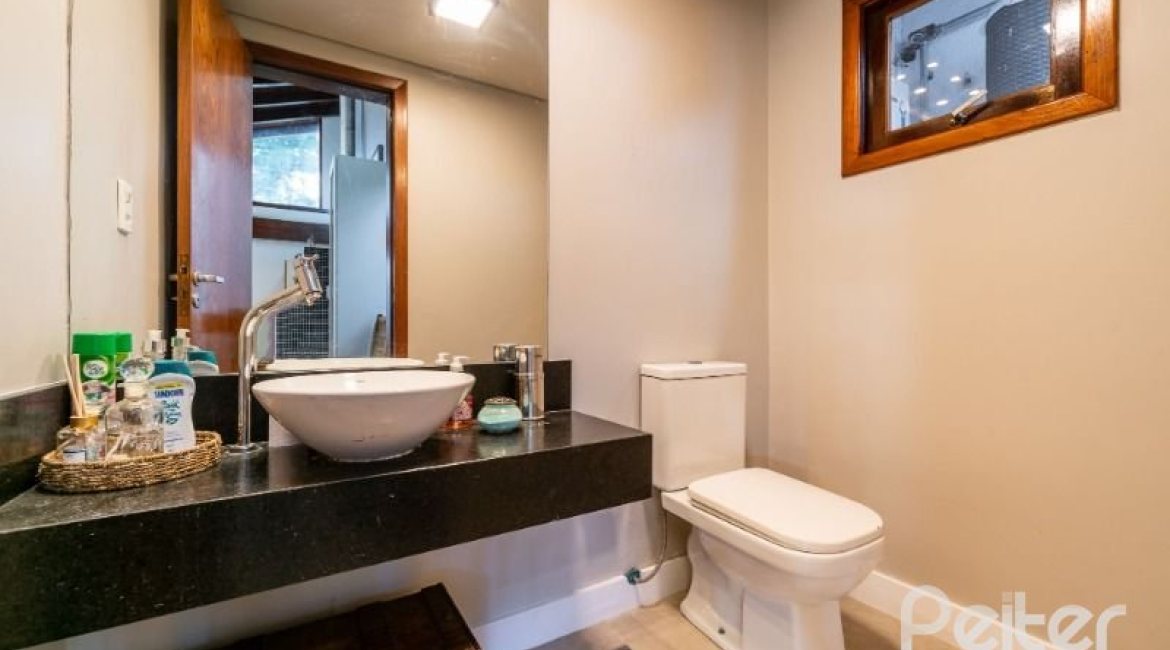 Casa à venda com 332m², 4 dormitórios, 2 suítes, 3 vagas, no bairro Tristeza em Porto Alegre