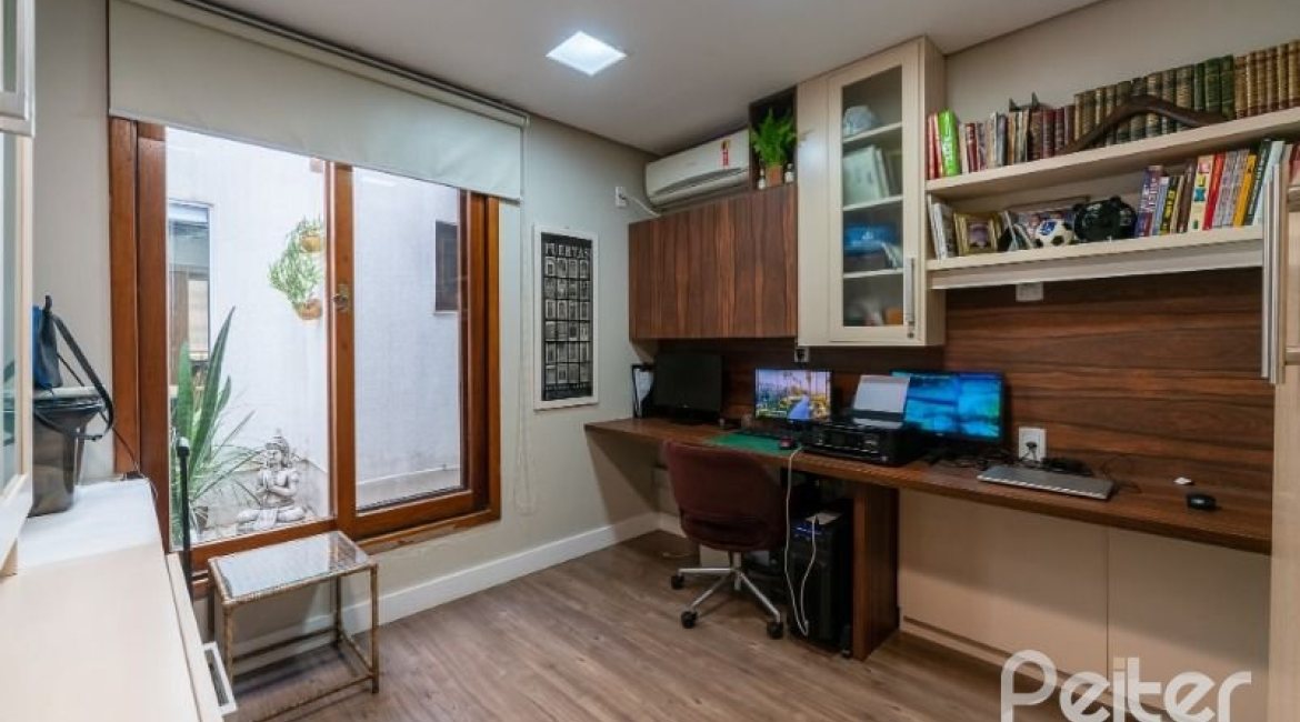 Casa à venda com 332m², 4 dormitórios, 2 suítes, 3 vagas, no bairro Tristeza em Porto Alegre