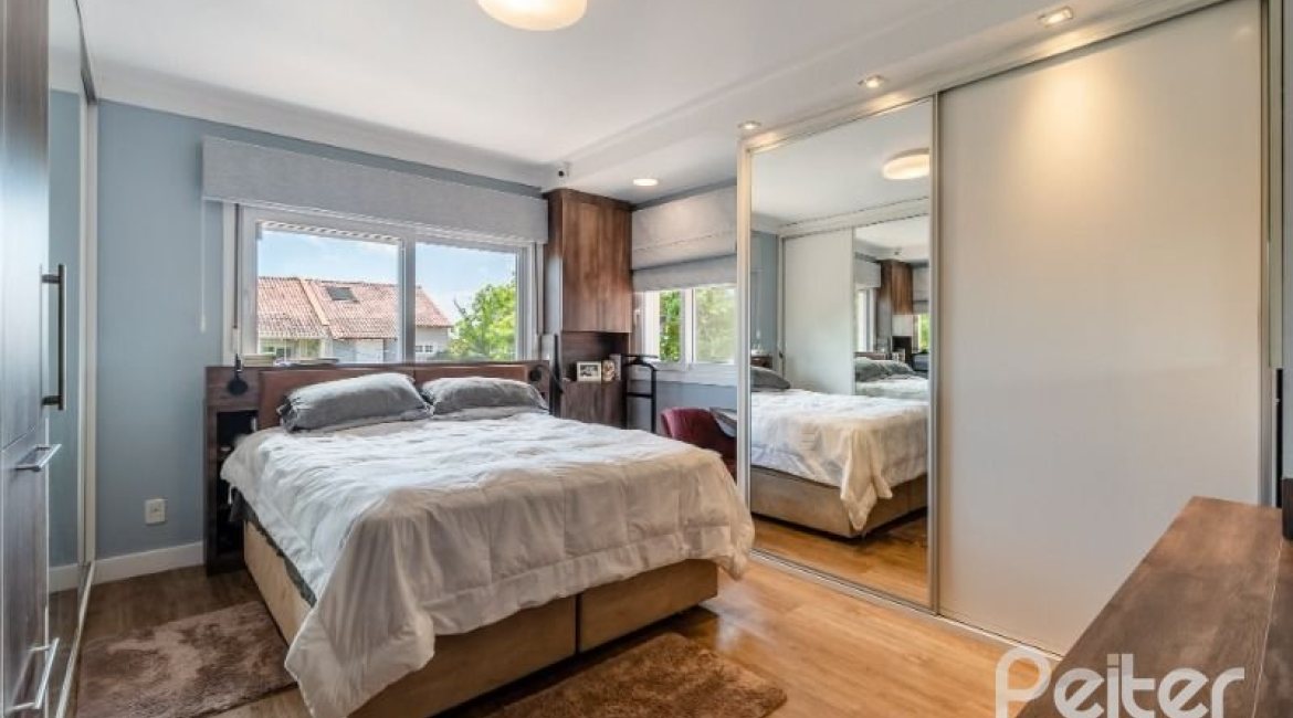 Casa à venda com 332m², 4 dormitórios, 2 suítes, 3 vagas, no bairro Tristeza em Porto Alegre