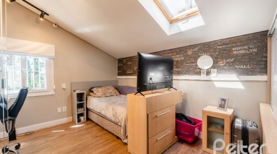 Casa à venda com 332m², 4 dormitórios, 2 suítes, 3 vagas, no bairro Tristeza em Porto Alegre