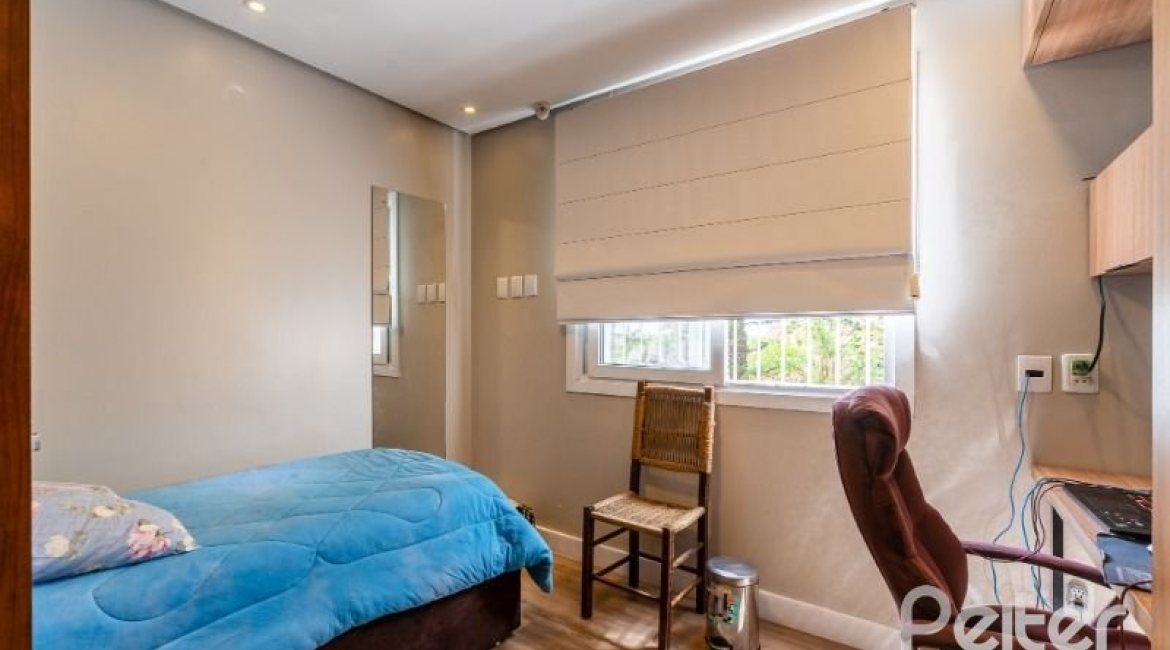 Casa à venda com 332m², 4 dormitórios, 2 suítes, 3 vagas, no bairro Tristeza em Porto Alegre