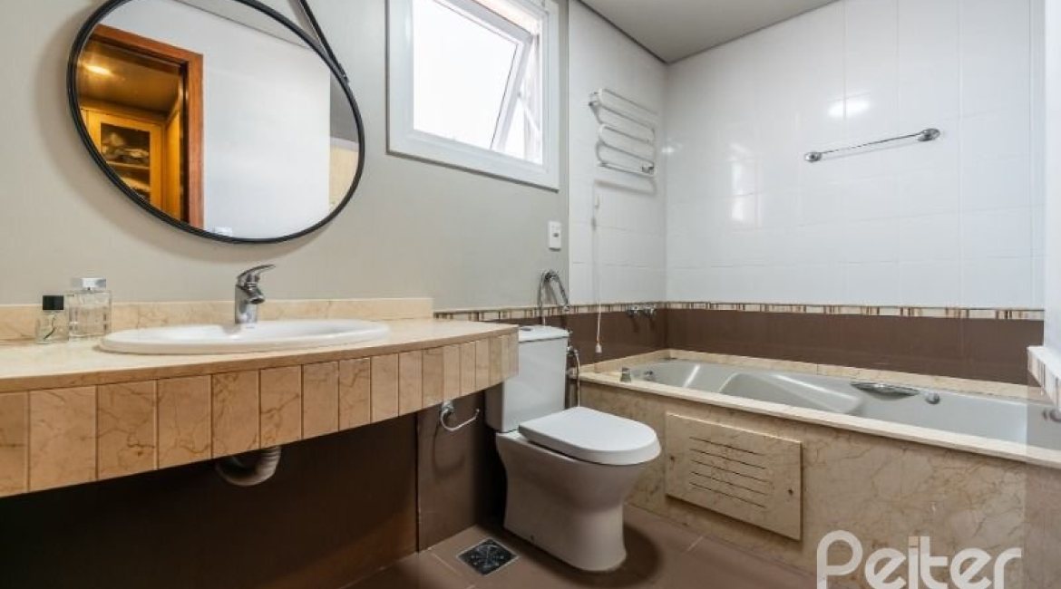 Casa à venda com 332m², 4 dormitórios, 2 suítes, 3 vagas, no bairro Tristeza em Porto Alegre