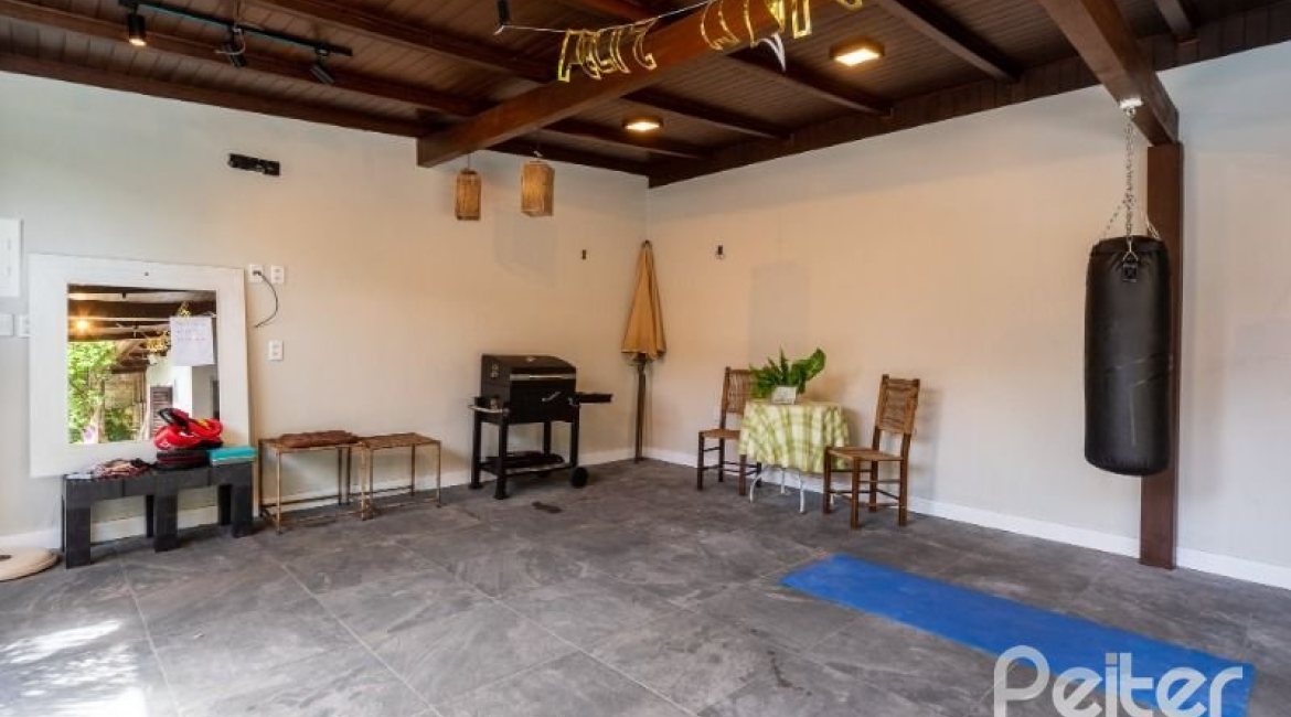 Casa à venda com 332m², 4 dormitórios, 2 suítes, 3 vagas, no bairro Tristeza em Porto Alegre